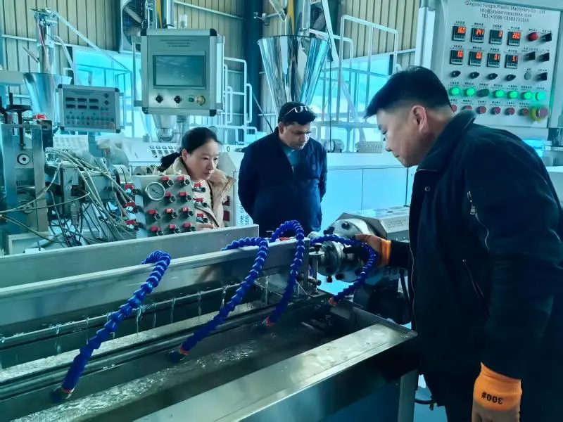 ہندوستان کے کسٹمر کے لئے ربڑ کی آبپاشی پائپ مشین سائٹ پر چل رہی ہے