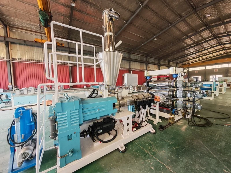 چین کے گاہک کے لیے 600mm پیویسی شیٹ اخراج لائن