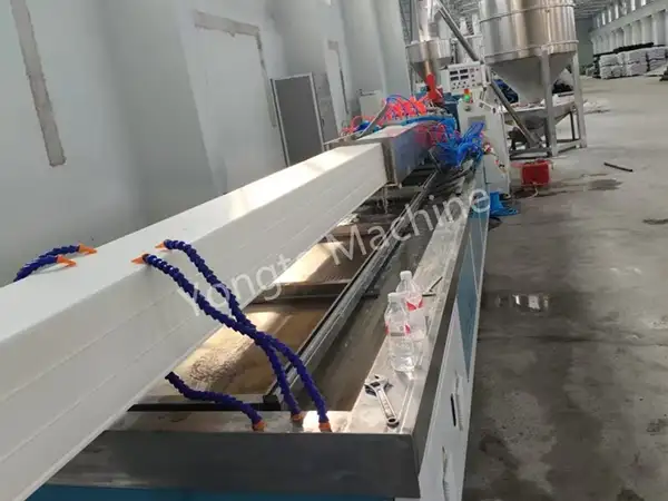 چین پیویسی بارش گٹر پروفائل بنانے والی مشین