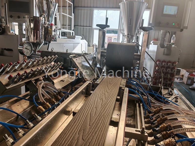 مشین پلاسٹک کے فضلے کو WPC پروفائل میں تبدیل کرتی ہے۔